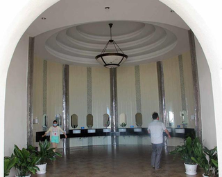 Illustration for article titled This Chinese Public Toilet Looks Like the U.S. Capitol Building